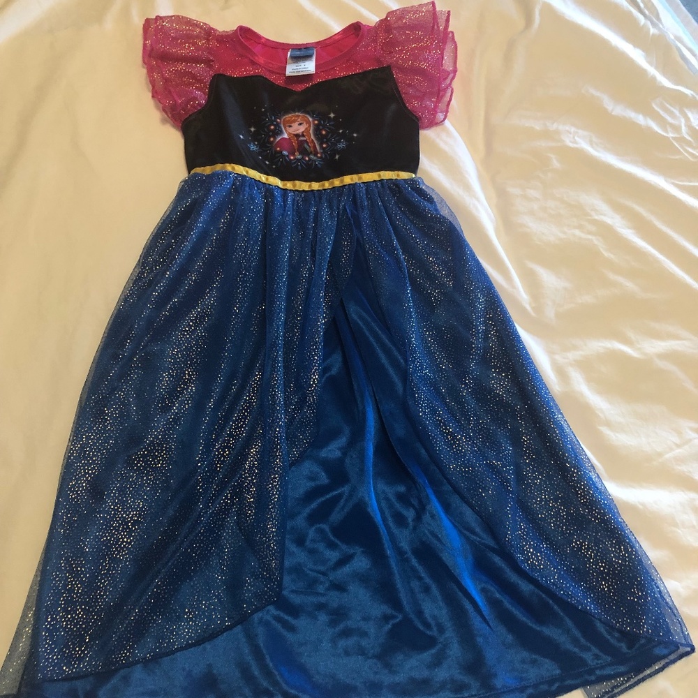 Disney princess Anna from Frozen nightgown. like new. Size 6
